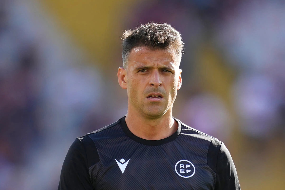 BARCELONA, SPAIN - OCTOBER 28: Referee Jesus Gil Manzano looks on during the warm up prior to the LaLiga EA Sports match between FC Barcelona and Real Madrid CF at Estadi Olimpic Lluis Companys on October 28, 2023 in Barcelona, Spain. (Photo by Alex Caparros/Getty Images)