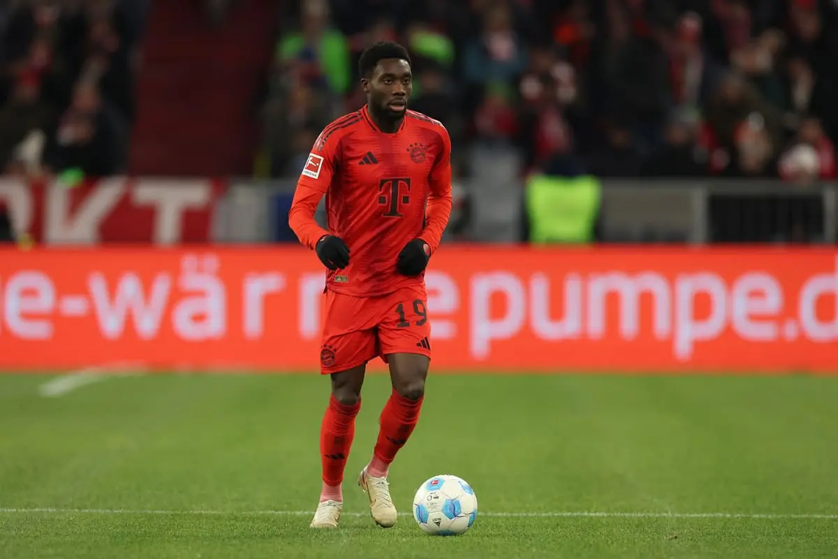 MUNICH, GERMANY - NOVEMBER 22: Alphonso Davies of FC Bayern München runs with the ball during the Bundesliga match between FC Bayern München and FC Augsburg at Allianz Arena on November 22, 2024 in Munich, Germany. (Photo by Alexander Hassenstein/Getty Images).