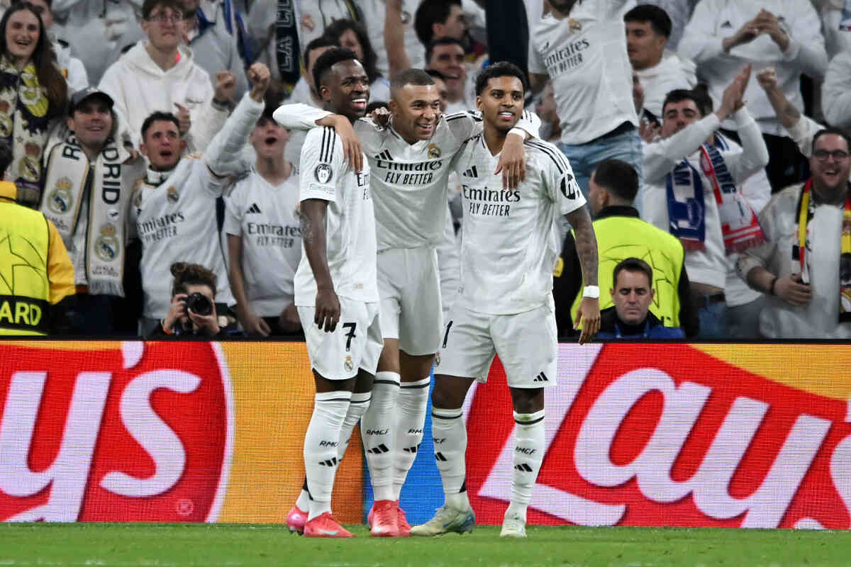 Kylian Mbappé célèbre son but avec Vinicius Jr. et Rodrygo. (GETTY)