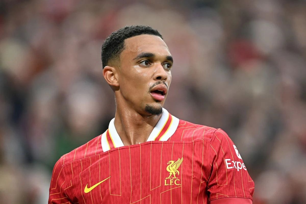 LIVERPOOL, ENGLAND - AUGUST 25: Trent Alexander-Arnold of Liverpool looks on during the Premier League match between Liverpool FC and Brentford FC at Anfield on August 25, 2024 in Liverpool, England. (Photo by Michael Regan/Getty Images) mercato johnson