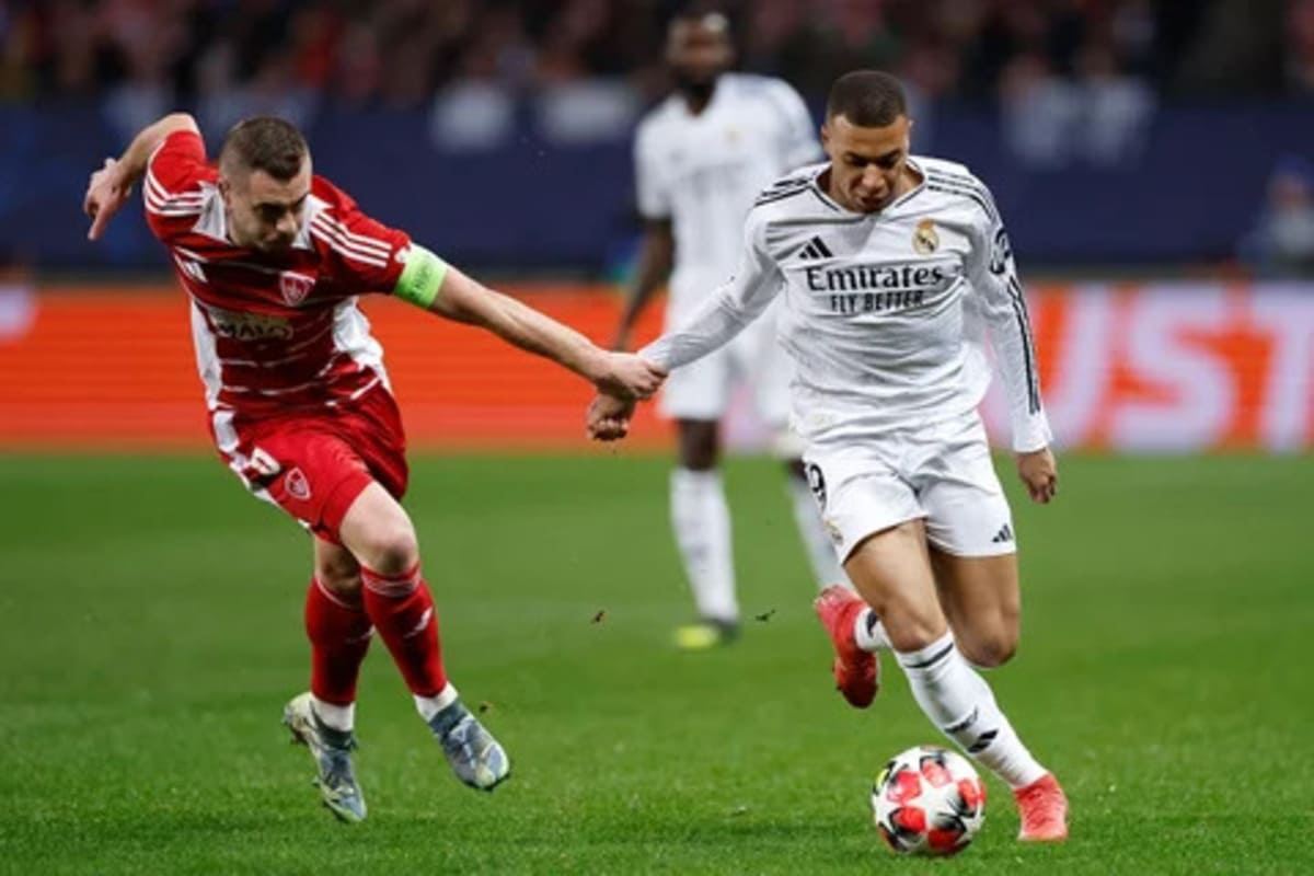 Kylian Mbappé en duel avec Brendan Chardonnet (Real Madrid.com)