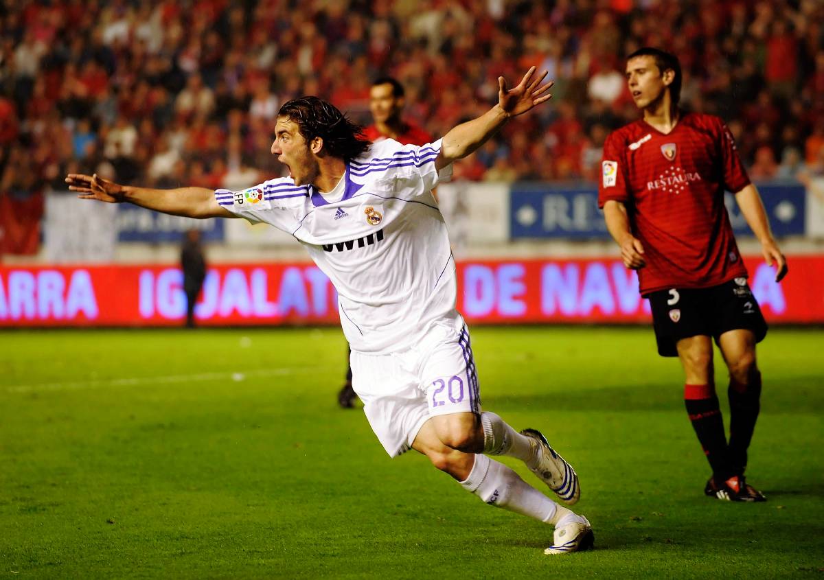 Higuaín célébrant le but qui offre la Liga 2007-08 au Real Madrid (Photo by Denis Doyle/Getty Images)