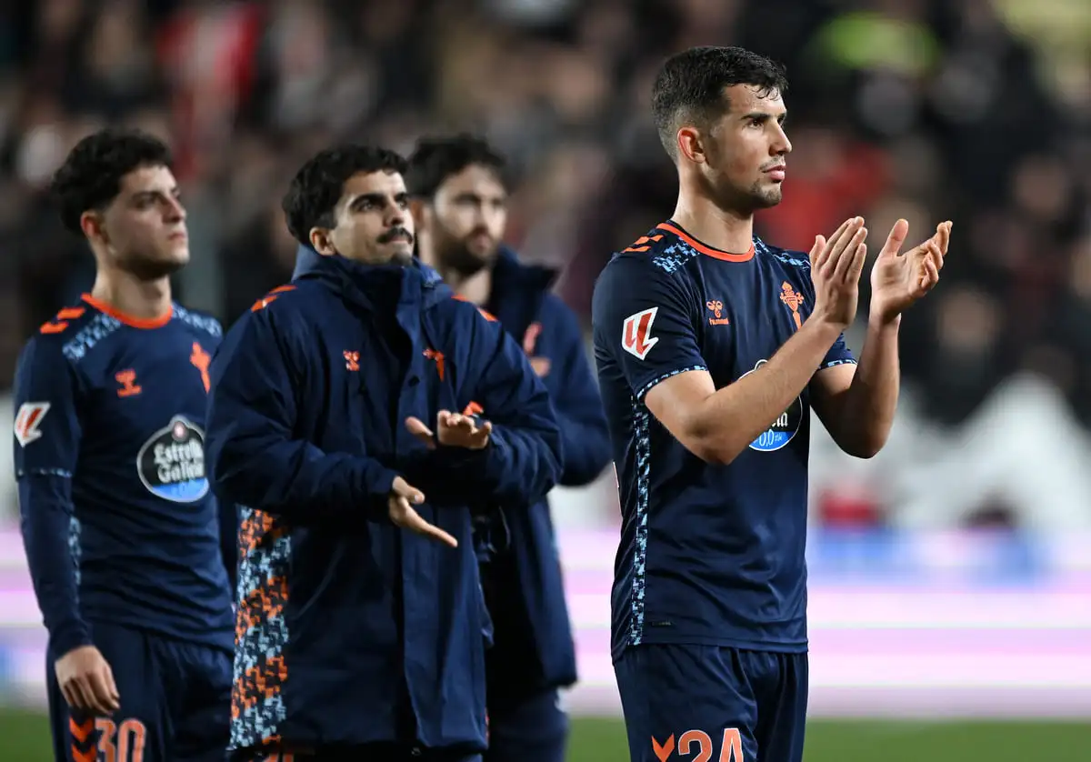 MADRID, SPAIN - JANUARY 10: Carlos Dominguez of Celta Vigo applauds the fans at full-time following the team's defeat in the LaLiga match between Rayo Vallecano and RC Celta de Vigo at Estadio de Vallecas on January 10, 2025 in Madrid, Spain. (Photo by Denis Doyle/Getty Images)