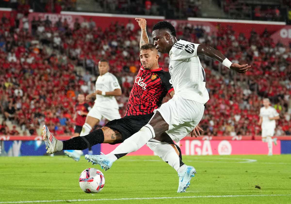 MALLORCA, SPAIN - AUGUST 18: Vinicius Junior of Real Madrid controls the ball whilst under pressure from Pablo Maffeo of RCD Mallorca during the La Liga match between RCD Mallorca and Real Madrid CF at Estadi de Son Moix on August 18, 2024 in Mallorca, Spain. (Photo by Alex Caparros/Getty Images)