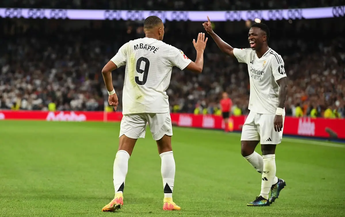 MADRID, SPAIN - JANUARY 22: Vinicius Junior of Real Madrid runs with the ball whilst under pressure from Amar Dedic of FC Salzburg during the UEFA Champions League 2024/25 League Phase MD7 match between Real Madrid C.F. and FC Salzburg at Estadio Santiago Bernabeu on January 22, 2025 in Madrid, Spain. (Photo by Denis Doyle/Getty Images).