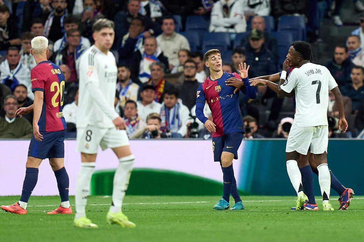 MADRID, SPAIN - OCTOBER 26: Gavi of FC Barcelona and Vinicius Jr. of Real Madrid clash during the LaLiga match between Real Madrid CF and FC Barcelona at Estadio Santiago Bernabeu on October 26, 2024 in Madrid, Spain. (Photo by Angel Martinez/Getty Images)
