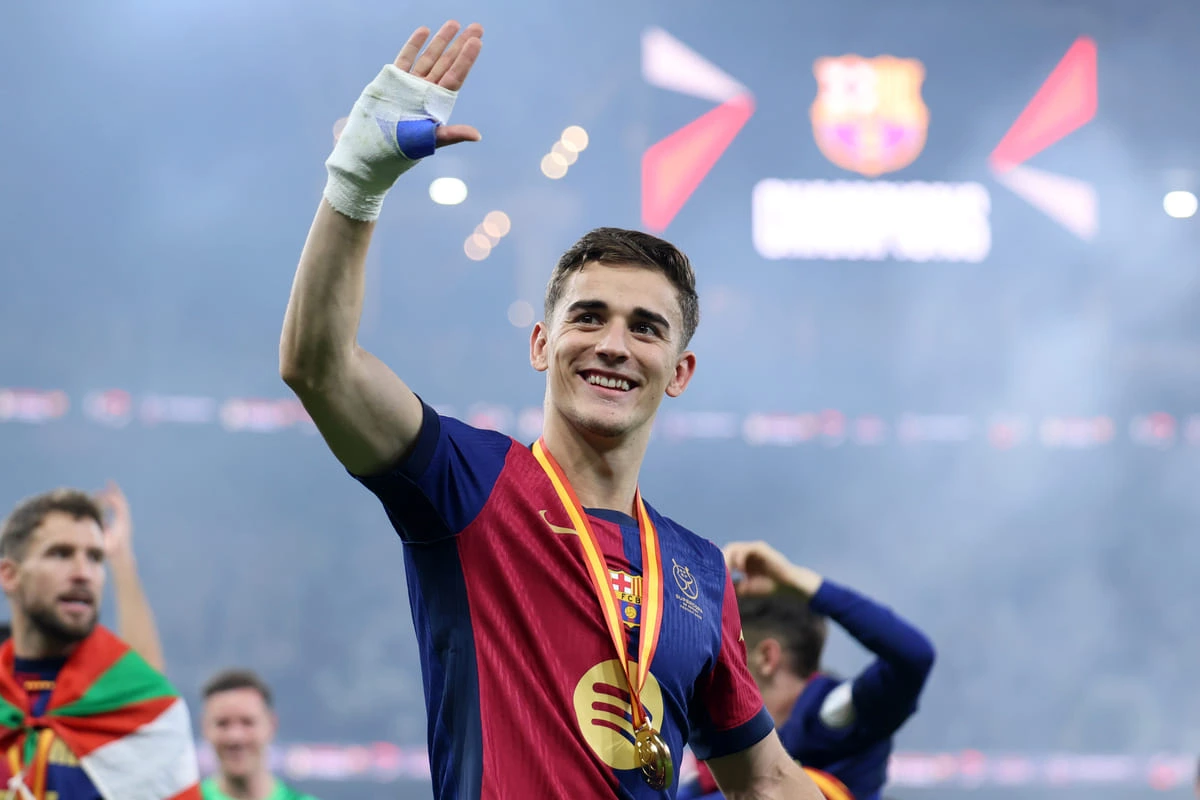 JEDDAH, SAUDI ARABIA - JANUARY 12: Gavi of FC Barcelona acknowledges the fans during the trophy presentation following the Spanish Super Cup Final between Real Madrid and FC Barcelona at King Abdullah Sports City on January 12, 2025 in Jeddah, Saudi Arabia. (Photo by Yasser Bakhsh/Getty Images) JEDDAH, SAUDI ARABIA - JANUARY 12: Gavi of FC Barcelona acknowledges the fans during the trophy presentation following the Spanish Super Cup Final between Real Madrid and FC Barcelona at King Abdullah Sports City on January 12, 2025 in Jeddah, Saudi Arabia. (Photo by Yasser Bakhsh/Getty Images) Florentino Pérez