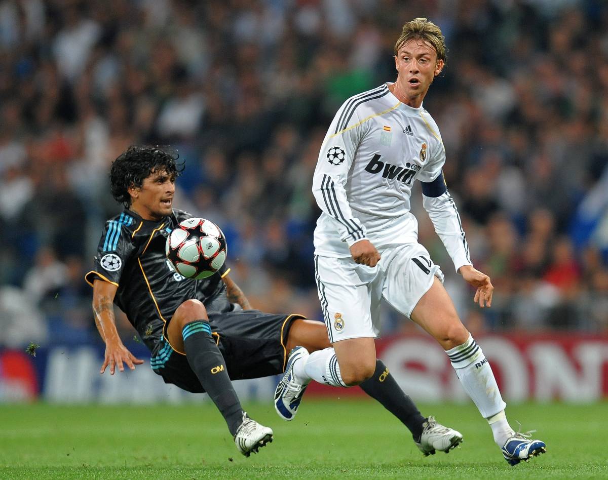 MADRID, SPAIN - SEPTEMBER 30: Jose Maria Gutierrez (R) of Real Madrid duels for the ball with Lucho of Marseille during the Champions League group C match between Real Madrid and Marseille at the Estadio Santiago Bernabeu on September 30, 2009 in Madrid, Spain. (Photo by Jasper Juinen/Getty Images)
