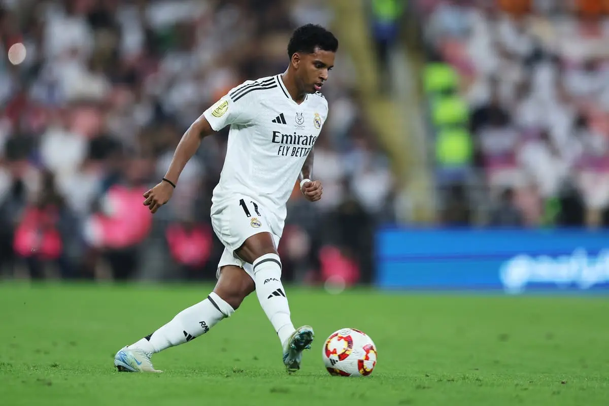 JEDDAH, SAUDI ARABIA - JANUARY 09: Rodrygo of Real Madrid runs with the ball during the Spanish Super Cup Semi-Final match between Real Madrid and RCD Mallorca at King Abdullah Sports City on January 09, 2025 in Jeddah, Saudi Arabia. (Photo by Yasser Bakhsh/Getty Images).