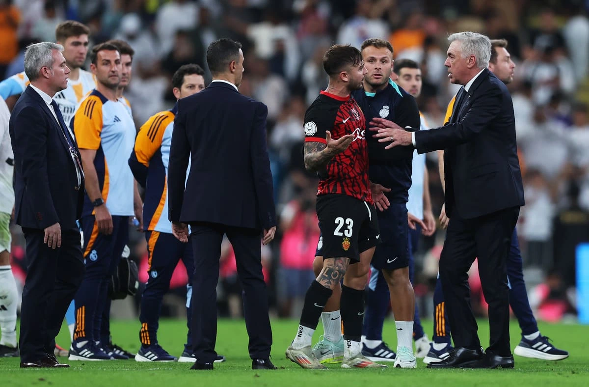 JEDDAH, SAUDI ARABIA - JANUARY 09: Pablo Maffeo of RCD Mallorca interacts with Carlo Ancelotti, Head Coach of Real Madrid, after the Spanish Super Cup Semi-Final match between Real Madrid and RCD Mallorca at King Abdullah Sports City on January 09, 2025 in Jeddah, Saudi Arabia. (Photo by Yasser Bakhsh/Getty Images) Vinicius Jr.