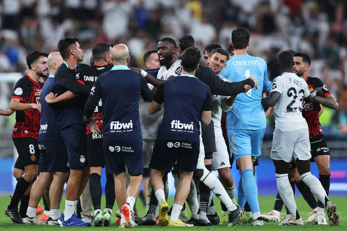 JEDDAH, SAUDI ARABIA - JANUARY 09: Antonio Ruediger of Real Madrid clashes with members of staff and players of RCD Mallorca after the Spanish Super Cup Semi-Final match between Real Madrid and RCD Mallorca at King Abdullah Sports City on January 09, 2025 in Jeddah, Saudi Arabia. (Photo by Yasser Bakhsh/Getty Images)