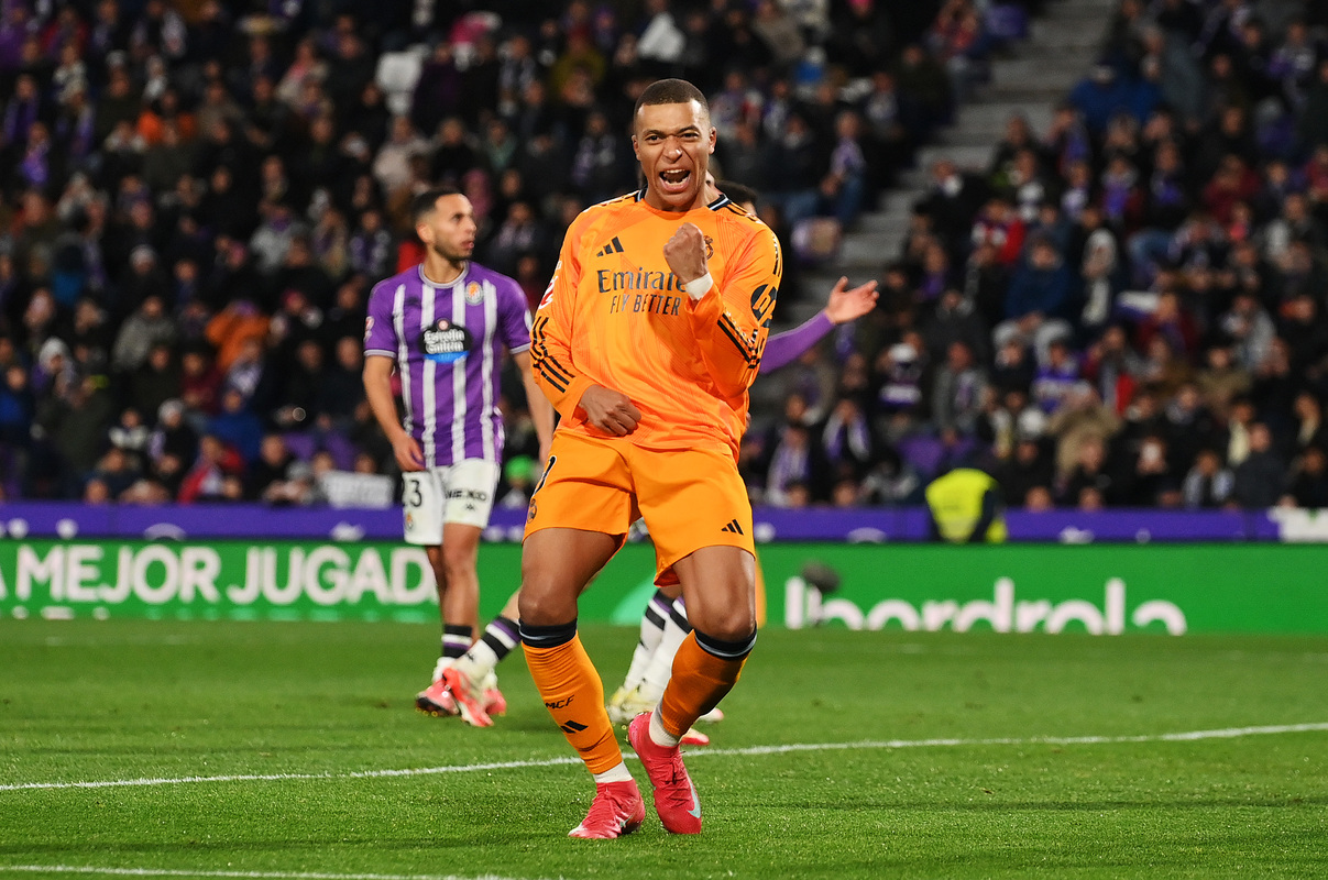 Kylian Mbappé du Real Madrid célèbre le troisième but de son équipe et son but au triplé d'un penalty lors du match de LaLiga entre le Real Valladolid CF et le Real Madrid CF à Jose Zorrilla le 25 janvier 2025 à Valladolid, en Espagne. (Photo de Denis Doyle/Getty Images)