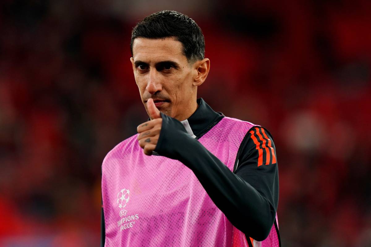 LISBON, PORTUGAL - DECEMBER 11: Angel Di Maria of S.L Benfica gestures a thumbs up as he warms up prior to the UEFA Champions League 2024/25 League Phase MD6 match between SL Benfica and Bologna FC 1909 at Estadio do SL Benfica on December 11, 2024 in Lisbon, Portugal. (Photo by Gualter Fatia/Getty Images)
