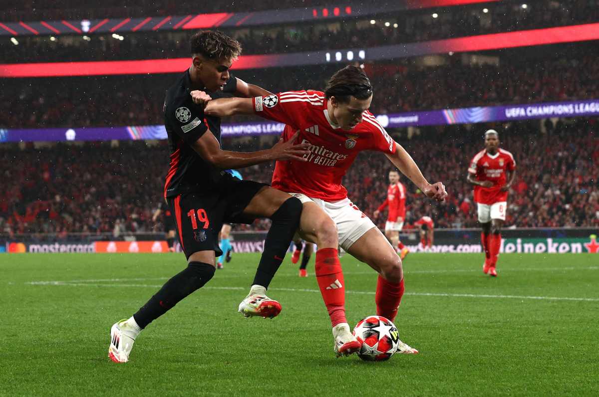 LISBON, PORTUGAL - JANUARY 21: Lamine Yamal of FC Barcelona challenges Alvaro Carreras of S.L Benfica during the UEFA Champions League 2024/25 League Phase MD7 match between SL Benfica and FC Barcelona at Estadio do SL Benfica on January 21, 2025 in Lisbon, Portugal. (Photo by Carlos Rodrigues/Getty Images)