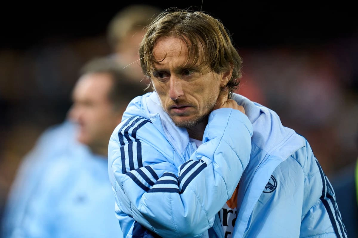 VALENCIA, SPAIN - JANUARY 03: Luka Modric of Real Madrid looks on prior to the LaLiga match between Valencia CF and Real Madrid CF at Estadio Mestalla on January 03, 2025 in Valencia, Spain. (Photo by Aitor Alcalde/Getty Images)