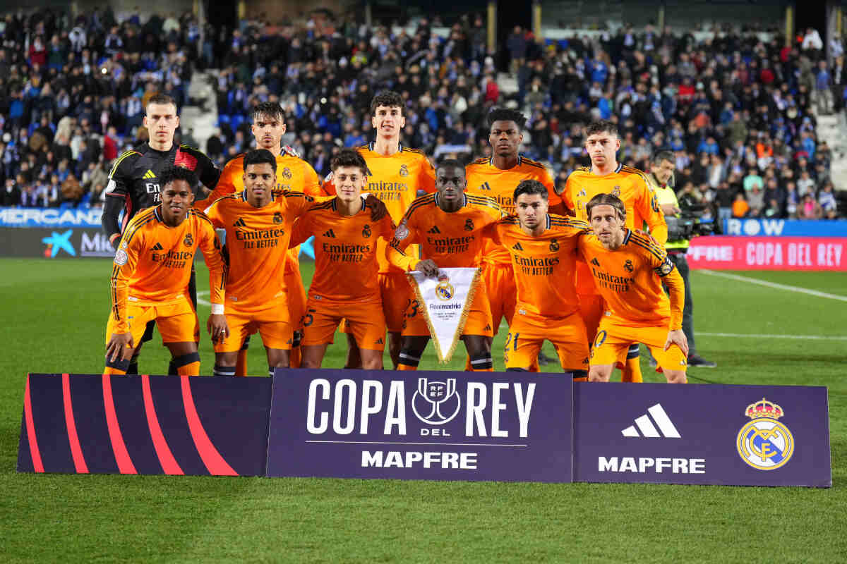 Le XI du Real Madrid face à Leganés en Coupe du Roi. (LEGANES, SPAIN - FEBRUARY 05: Real Madrid players pose for a photo on pitch prior to the Copa del Rey match between CD Leganes and Real Madrid CF at Estadio Municipal de Butarque on February 05, 2025 in Leganes, Spain. (Photo by Angel Martinez/Getty Images)