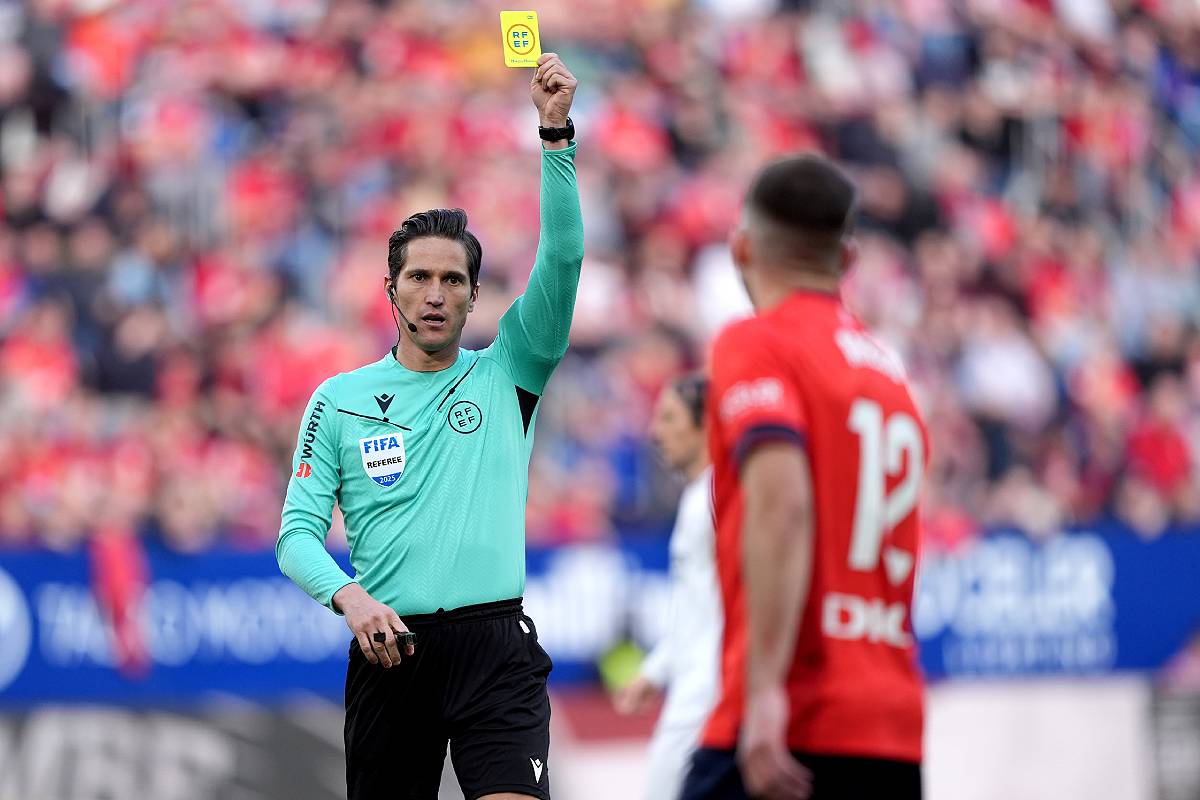 PAMPLONA, SPAIN - FEBRUARY 15: Jesus Areso of CA Osasuna is shown a yellow card by referee during the LaLiga match between CA Osasuna and Real Madrid CF at Estadio El Sadar on February 15, 2025 in Pamplona, Spain. (Photo by Juan Manuel Serrano Arce/Getty Images)
