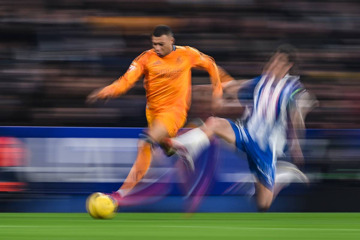 BARCELONE, ESPAGNE - 01 FÉVRIER : Kylian Mbappé du Real Madrid se bat pour le ballon avec Carlos Romero du RCD Espanyol de Barcelone lors du match de LaLiga entre le RCD Espanyol de Barcelone et le Real Madrid CF au stade RCDE le 01 février 2025 à Barcelone, Espagne. (Photo de David Ramos/Getty Images)