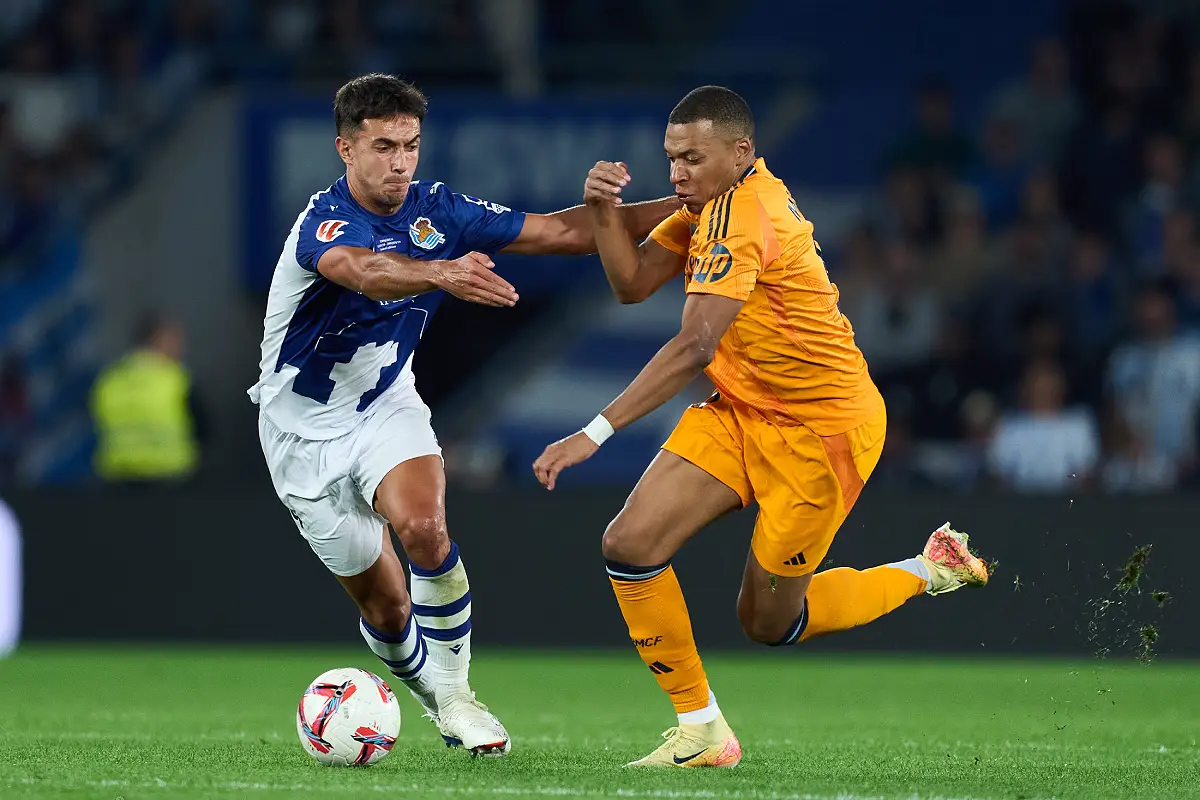 Zubimendi au duel avec Mbappé en septembre dernier (Photo by Juan Manuel Serrano Arce/Getty Images).