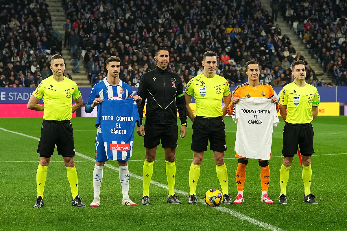 Le corps arbitral avant le début du match Espanyol - Real Madrid (Photo by Alex Caparros/Getty Images).