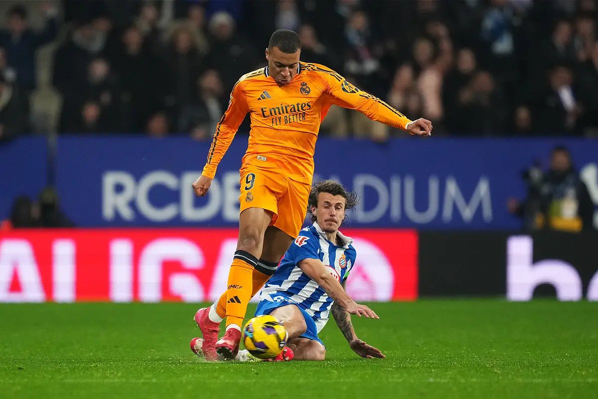 Romero taclant Mbappé au RCDE Stadium Photo by Alex Caparros/Getty Images).