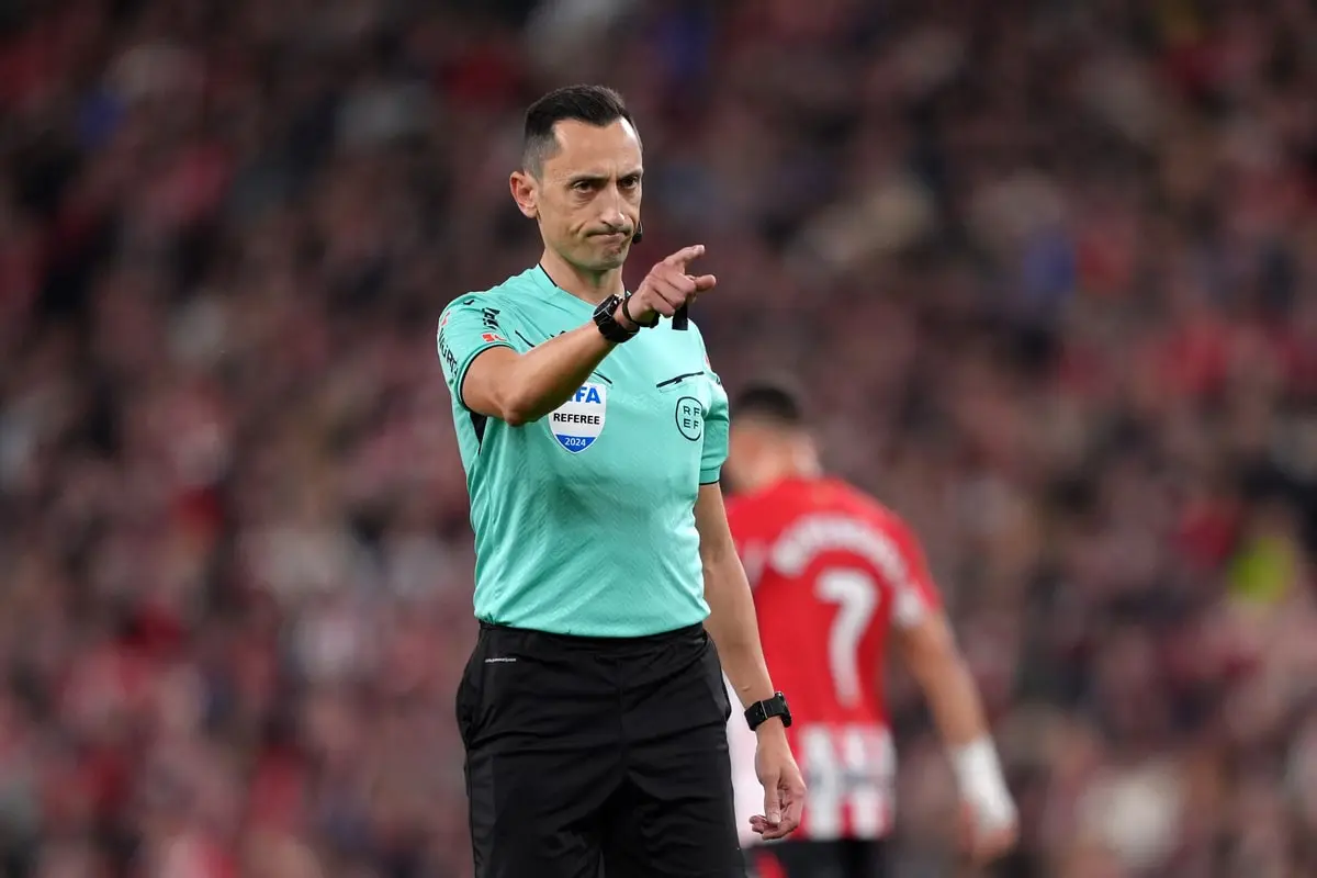 BILBAO, SPAIN - DECEMBER 04: Referee Sanchez Martinez gestures during the LaLiga match between Athletic Club and Real Madrid CF at Estadio de San Mames on December 04, 2024 in Bilbao, Spain. (Photo by Juan Manuel Serrano Arce/Getty Images) Real Madrid