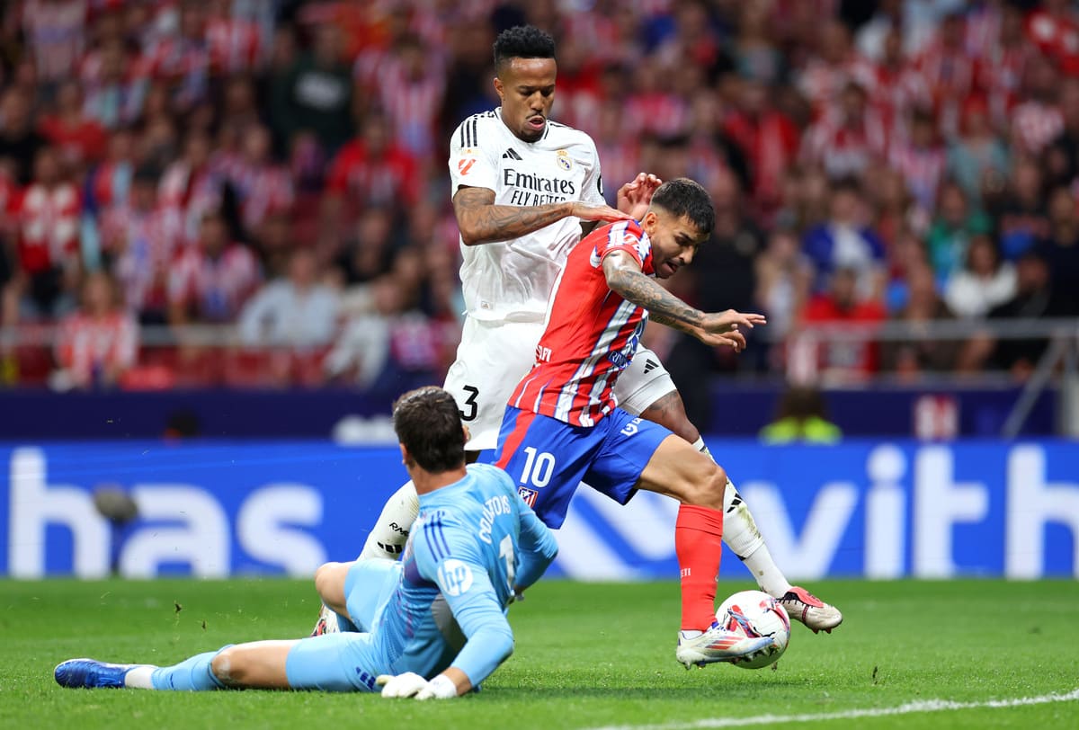 MADRID, SPAIN - SEPTEMBER 29: Angel Correa of Atletico de Madrid runs with the ball whilst under pressure from Eder Militao and Thibaut Courtois of Real Madrid to score his team's first goal and equalise during the LaLiga match between Atletico de Madrid and Real Madrid CF at Estadio Civitas Metropolitano on September 29, 2024 in Madrid, Spain. (Photo by Florencia Tan Jun/Getty Images)