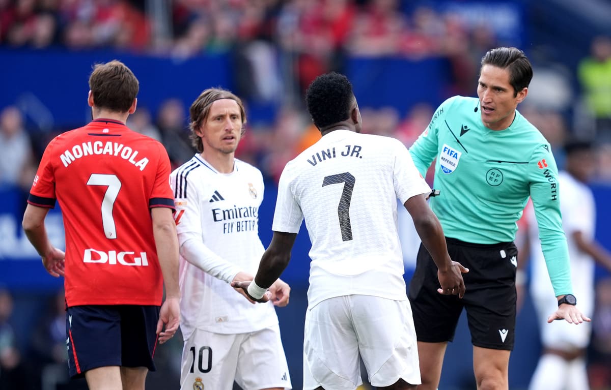 PAMPLONA, SPAIN - FEBRUARY 15: Jude Bellingham of Real Madrid receives a red card form match Referee, José Luis Munuera Montero and is sent off during the LaLiga match between CA Osasuna and Real Madrid CF at Estadio El Sadar on February 15, 2025 in Pamplona, Spain. (Photo by Juan Manuel Serrano Arce/Getty Images).