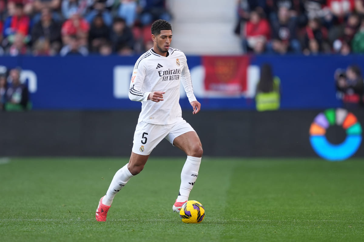 PAMPLONA, SPAIN - FEBRUARY 15: Jude Bellingham of Real Madrid runs with the ball during the LaLiga match between CA Osasuna and Real Madrid CF at Estadio El Sadar on February 15, 2025 in Pamplona, Spain. (Photo by Juan Manuel Serrano Arce/Getty Images)