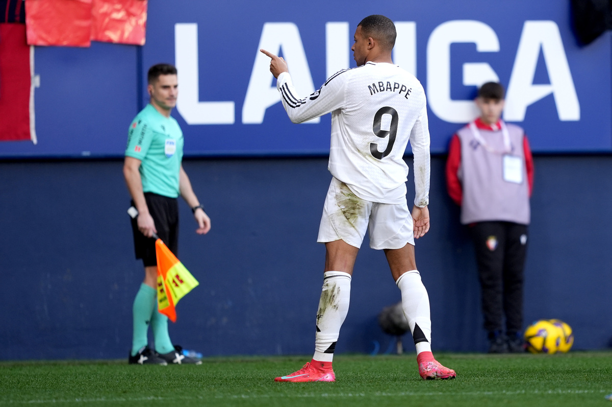 PAMPLONA, SPAIN - FEBRUARY 15: Kylian Mbappe of Real Madrid celebrates scoring his team's first goal during the LaLiga match between CA Osasuna and Real Madrid CF at Estadio El Sadar on February 15, 2025 in Pamplona, Spain. (Photo by Juan Manuel Serrano Arce/Getty Images)