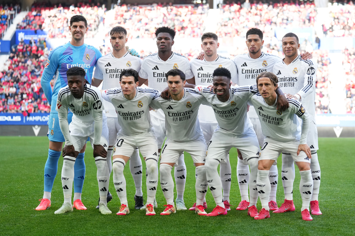 PAMPLONA, SPAIN - FEBRUARY 15: Real Madrid players pose for a photo prior to the LaLiga match between CA Osasuna and Real Madrid CF at Estadio El Sadar on February 15, 2025 in Pamplona, Spain. (Photo by Juan Manuel Serrano Arce/Getty Images)
