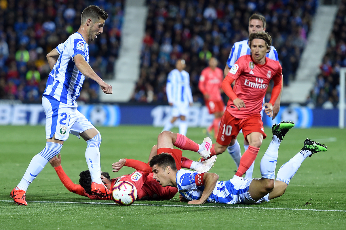 LEGANES, SPAIN - APRIL 15: Unai Bustinza of Leganes clashes with Isco Alarcon of Real Madrid during the La Liga match between CD Leganes and Real Madrid CF at Estadio Municipal de Butarque on April 15, 2019 in Leganes, Spain. (Photo by Denis Doyle/Getty Images)