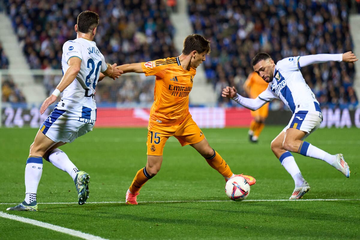 LEGANES, SPAIN - NOVEMBER 24: Arda Guler of Real Madrid is challenged by Munir El Haddadi and Javi Hernandez of CD Leganes during the LaLiga match between CD Leganes and Real Madrid CF at Estadio Municipal de Butarque on November 24, 2024 in Leganes, Spain. (Photo by Angel Martinez/Getty Images)