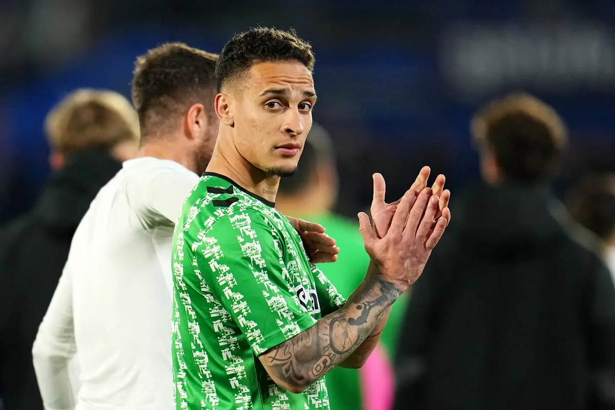 GETAFE, SPAIN - FEBRUARY 23: Antony of Real Betis acknowledges the fans after the LaLiga match between Getafe CF and Real Betis Balompie at Coliseum Alfonso Perez on February 23, 2025 in Getafe, Spain. (Photo by Aitor Alcalde/Getty Images)