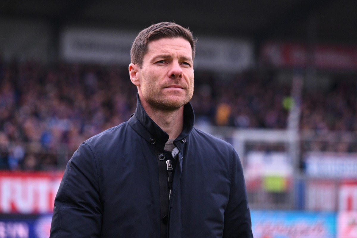 KIEL, GERMANY - FEBRUARY 22: Xabier Alonso, Head coach of Bayer 04 Leverkusen looks on prior to the Bundesliga match between Holstein Kiel and Bayer 04 Leverkusen at Holstein-Stadion on February 22, 2025 in Kiel, Germany. (Photo by Oliver Hardt/Getty Images)