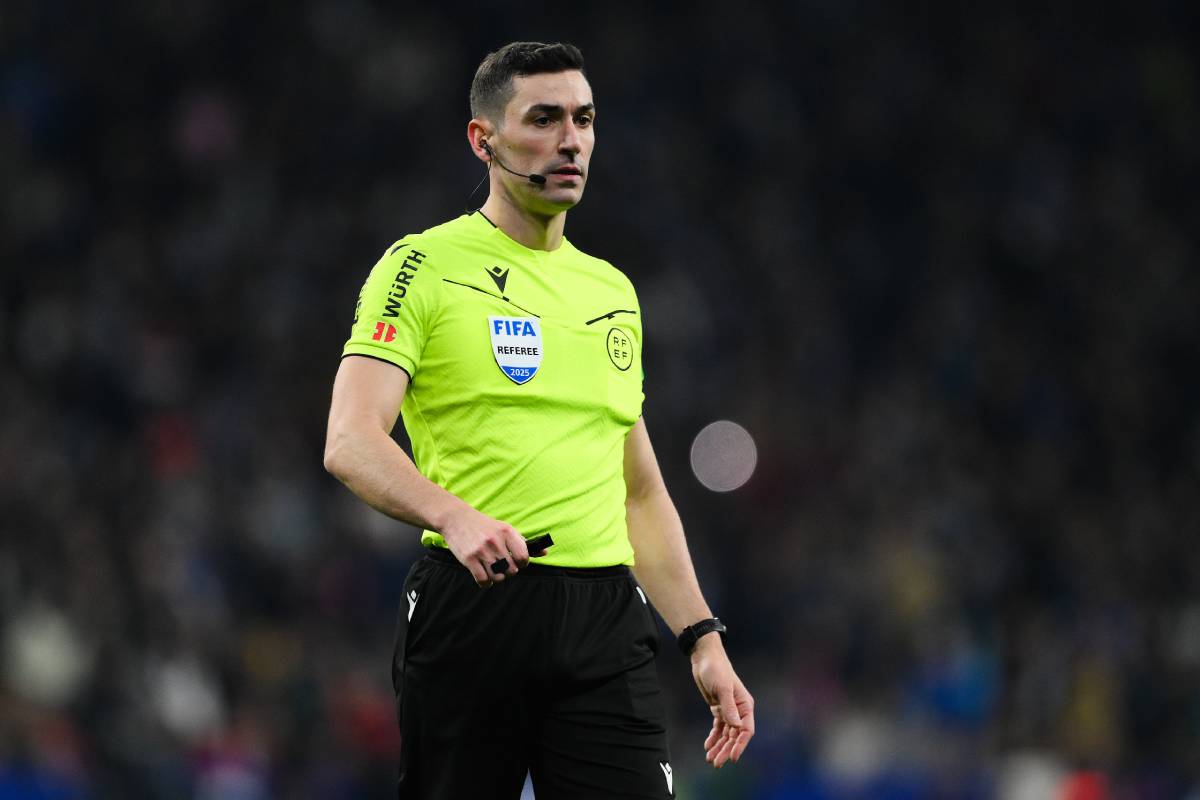BARCELONA, SPAIN - FEBRUARY 01: The referee Alejandro Muñiz Ruiz looks on during the LaLiga match between RCD Espanyol de Barcelona and Real Madrid CF at RCDE Stadium on February 01, 2025 in Barcelona, Spain. (Photo by David Ramos/Getty Images)