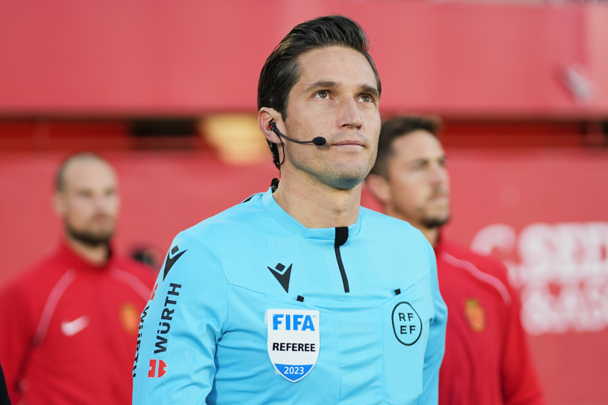 MALLORCA, SPAIN - MARCH 04: Referee Jose Luis Munuera Montero looks on prior to the LaLiga Santander match between RCD Mallorca and Elche CF at Visit Mallorca Estadi on March 04, 2023 in Mallorca, Spain. (Photo by Rafa Babot/Getty Images)