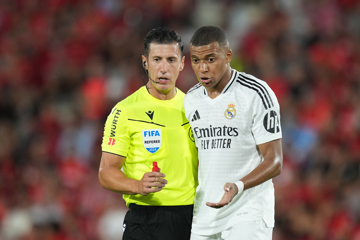 MALLORCA, SPAIN - AUGUST 18: Kylian Mbappe of Real Madrid interacts with Referee Cesar Soto Grado during the La Liga match between RCD Mallorca and Real Madrid CF at Estadi de Son Moix on August 18, 2024 in Mallorca, Spain. (Photo by Alex Caparros/Getty Images)