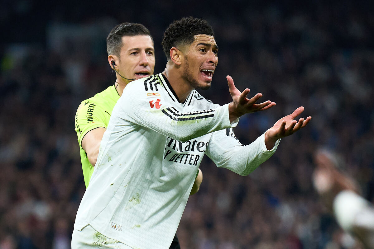 MADRID, SPAIN - FEBRUARY 08: Jude Bellingham of Real Madrid reacts during the LaLiga match between Real Madrid CF and Atletico de Madrid at Estadio Santiago Bernabeu on February 08, 2025 in Madrid, Spain. (Photo by Angel Martinez/Getty Images)