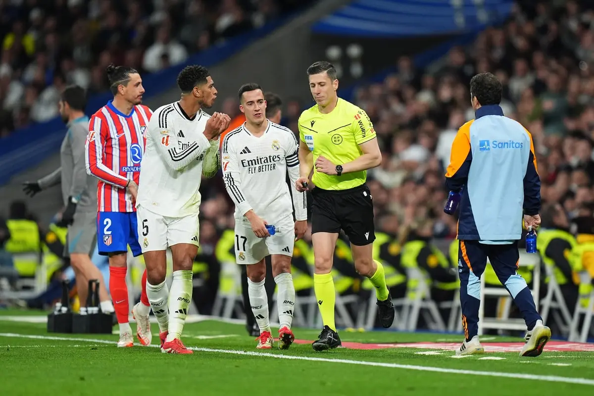 MADRID, SPAIN - FEBRUARY 08: Jude Bellingham of Real Madrid reacts towards Referee Cesar Soto Grado and VAR during the LaLiga match between Real Madrid CF and Atletico de Madrid at Estadio Santiago Bernabeu on February 08, 2025 in Madrid, Spain. (Photo by Angel Martinez/Getty Images)