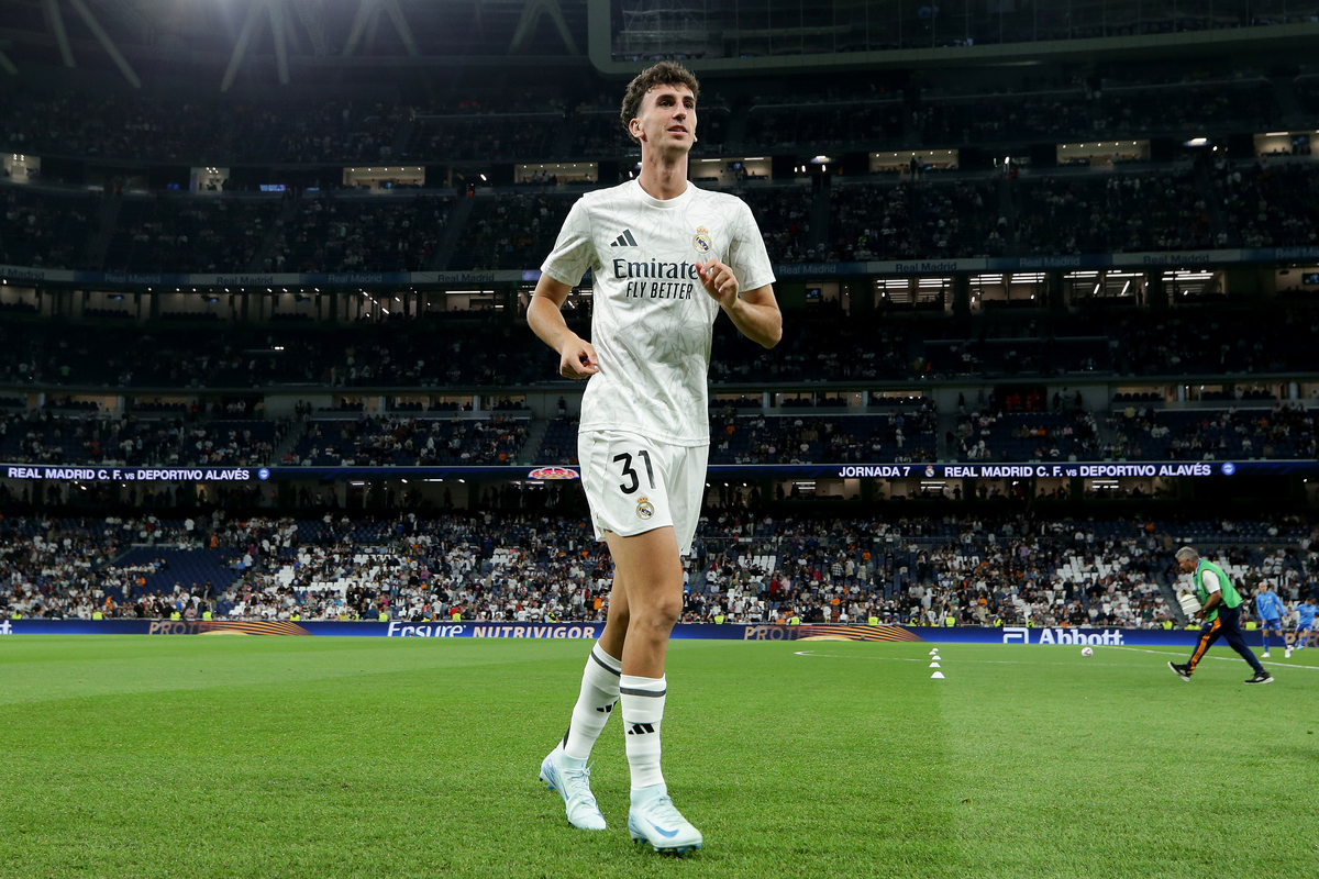 MADRID, SPAIN - SEPTEMBER 24: Jacobo Ramón of Real Madrid CF leaves the pitch after their warm up before the LaLiga match between Real Madrid CF and Deportivo Alaves at Estadio Santiago Bernabeu on September 24, 2024 in Madrid, Spain. (Photo by Gonzalo Arroyo Moreno/Getty Images)