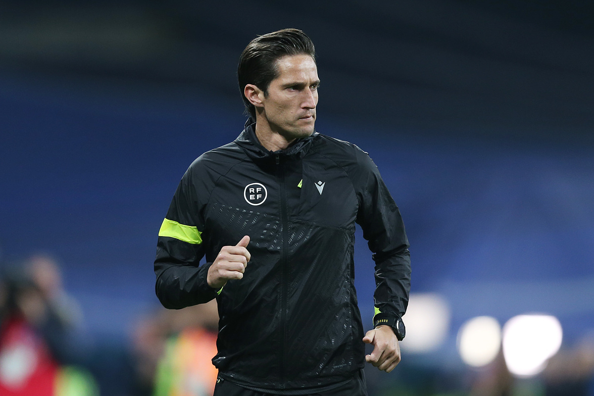 MADRID, SPAIN - MARCH 02: Match Referee, Jose Luis Munuera Montero warms up prior to the Copa Del Rey Semi Final Leg One match between Real Madrid CF and FC Barcelona at Estadio Santiago Bernabeu on March 02, 2023 in Madrid, Spain. (Photo by Florencia Tan