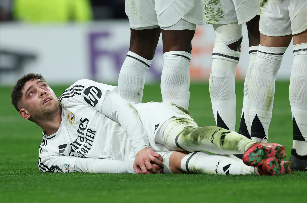 MADRID, SPAIN - FEBRUARY 19: Federico Valverde of Real Madrid lies behind the defensive wall prior to a Manchester City free kick during the UEFA Champions League 2024/25 League Knockout Play-off second leg match between Real Madrid C.F. and Manchester City at Santiago Bernabeu Stadium on February 19, 2025 in Madrid, Spain.. (Photo by Clive Brunskill/Getty Images)