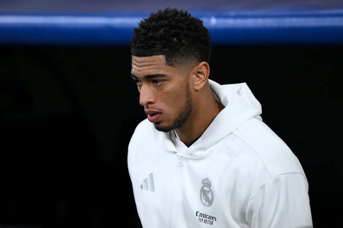 MADRID, SPAIN - FEBRUARY 19: Jude Bellingham of Real Madrid lines up on the pitch prior to the UEFA Champions League 2024/25 League Knockout Play-off second leg match between Real Madrid C.F. and Manchester City at Santiago Bernabeu Stadium on February 19, 2025 in Madrid, Spain. (Photo by David Ramos/Getty Images).