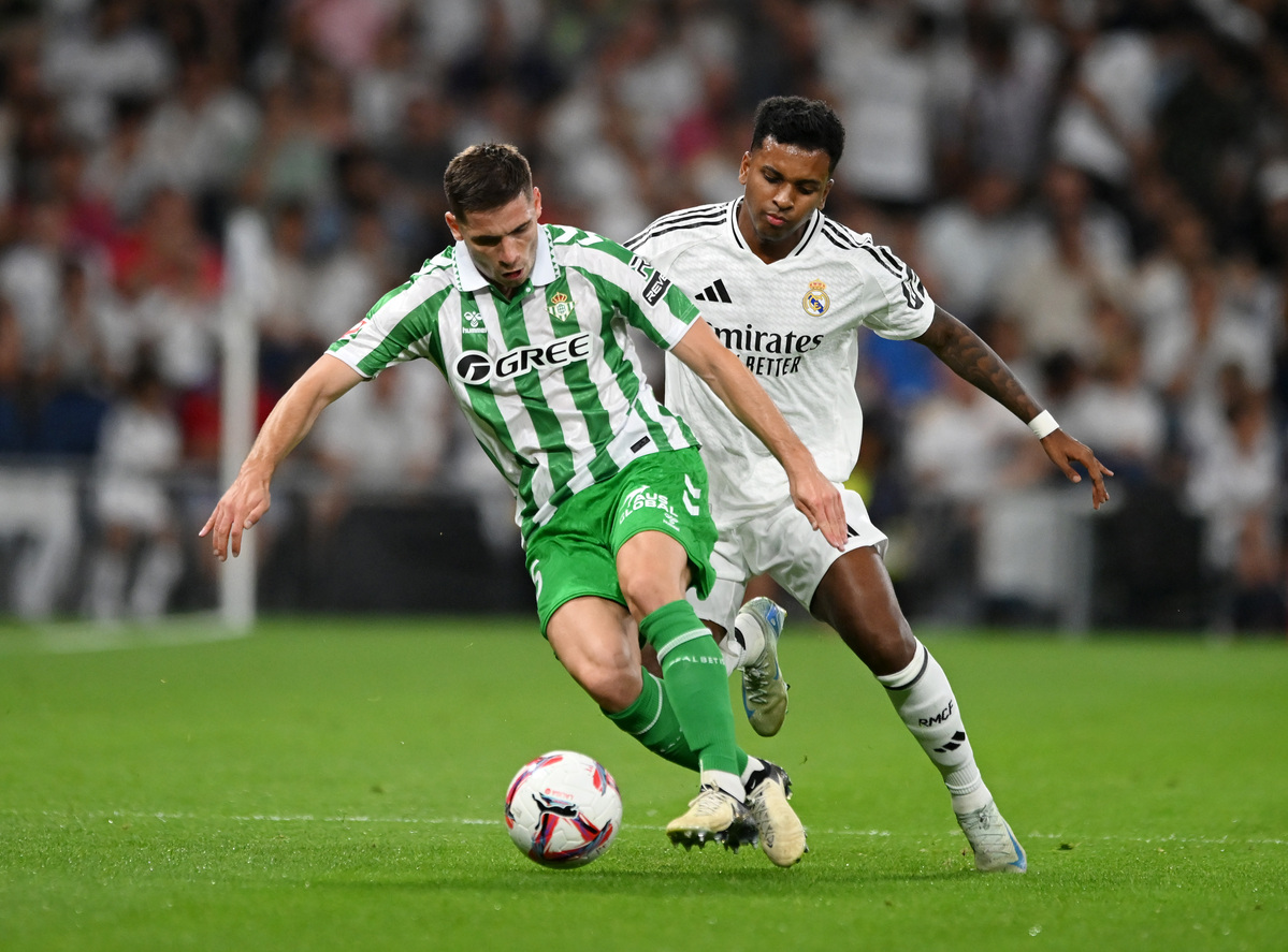 MADRID, SPAIN - SEPTEMBER 01: Romain Perraud of Real Betis controls the ball whilst under pressure from Rodrygo of Real Madrid during the LaLiga match between Real Madrid CF and Real Betis Balompie at Estadio Santiago Bernabeu on September 01, 2024 in Madrid, Spain. (Photo