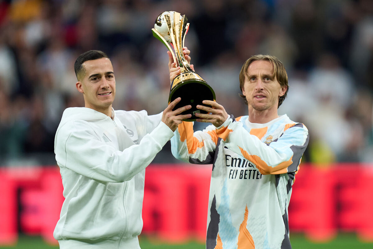 MADRID, SPAIN - DECEMBER 22: Lucas Vazquez and Luka Modric of Real Madrid present the FIFA Intercontinental Cup trophy prior to the LaLiga match between Real Madrid CF and Sevilla FC at Estadio Santiago Bernabeu on December 22, 2024 in Madrid, Spain. (Photo by Angel Martinez/Getty Images)