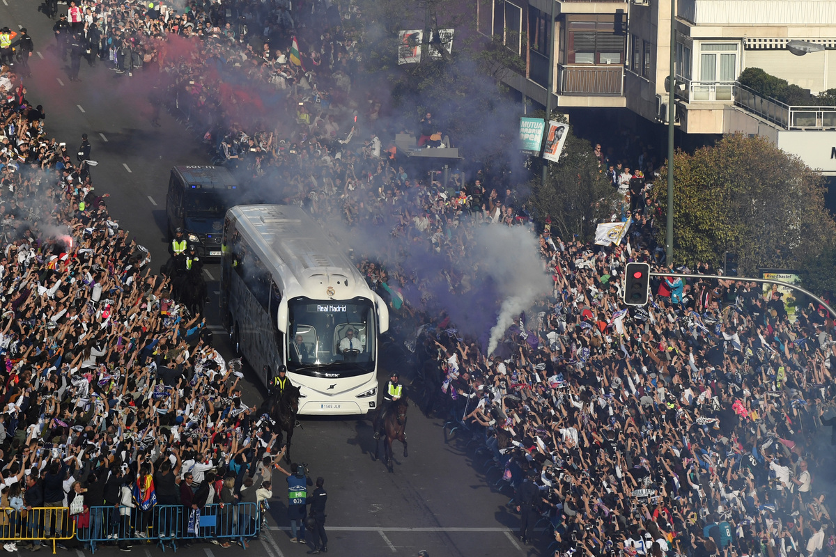MADRID, SPAIN - MAY 01: Real Madrid fans light flares as the team bus arrives prior to the UEFA Champions League Semi Final Second Leg match between Real Madrid and Bayern Muenchen at the Bernabeu on May 1, 2018 in Madrid, Spain. (Photo by David Ramos/Getty Images)