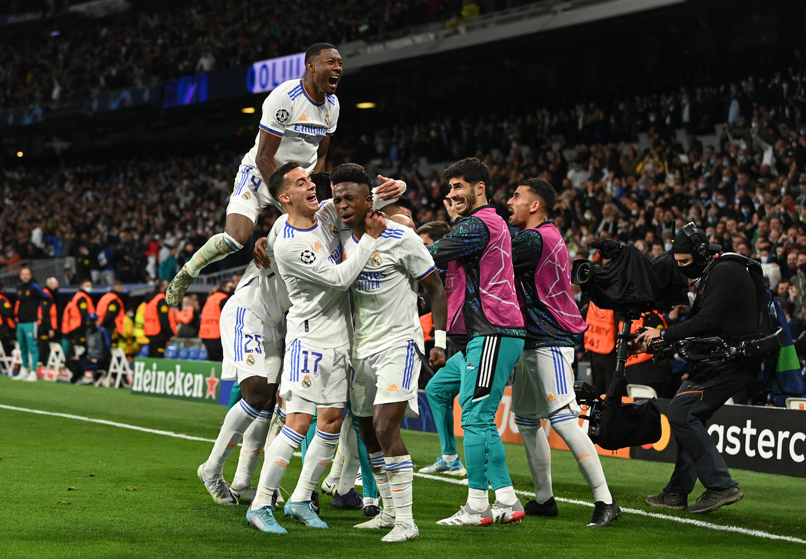 MADRID, SPAIN - APRIL 12: Karim Benzema of Real Madrid CF celebrates with his team mates after scoring his team's second goal during the UEFA Champions League Quarter Final Leg Two match between Real Madrid and Chelsea FC at Estadio Santiago Bernabeu on April 12, 2022 in Madrid, Spain. (Photo by David Ramos/Getty Images)
