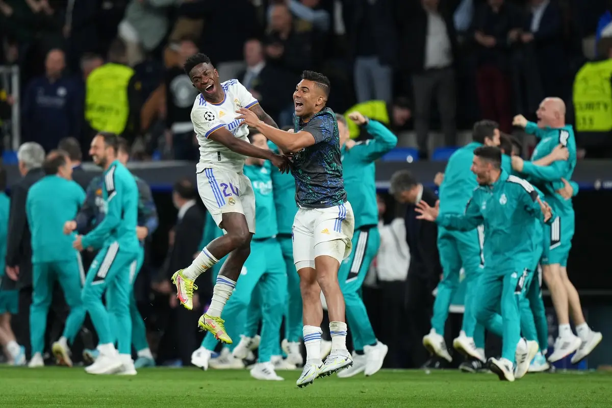 MADRID, SPAIN - MAY 04: Vinicius Junior and Casemiro of Real Madrid celebrate their side's victory and progression to the UEFA Champions League Final after the UEFA Champions League Semi Final Leg Two match between Real Madrid and Manchester City at Estadio Santiago Bernabeu on May 04, 2022 in Madrid, Spain. (Photo by Angel Martinez/Getty Images)