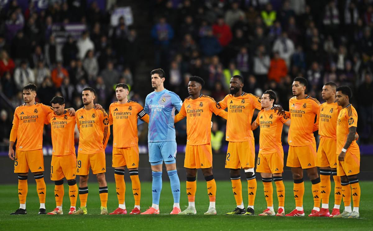 VALLADOLID, SPAIN - JANUARY 25: Players of Real Madrid take part in a minute's silence in memory of Angel Sanchez Alvarez and Fernando Navarro Potente prior to the LaLiga match between Real Valladolid CF and Real Madrid CF at Jose Zorrilla on January 25, 2025 in Valladolid, Spain. (Photo by Denis Doyle/Getty Images)